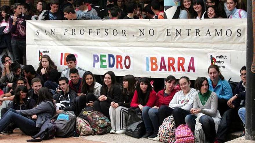 Estudiantes del IES Pere Ibarra ayer con la pancarta de protesta.