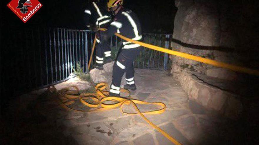 Els bombers llancen aigua des de la balustrada d’un xalet del penya-segat