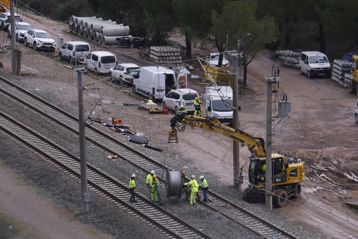 Vista de las vías tras la retirada de los vagones siniestrados en Adamuz