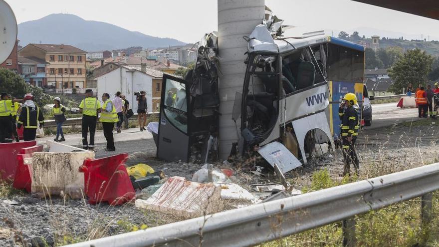 Once de los quince heridos del autobús siniestrado hoy en Avilés permanecen ingresados