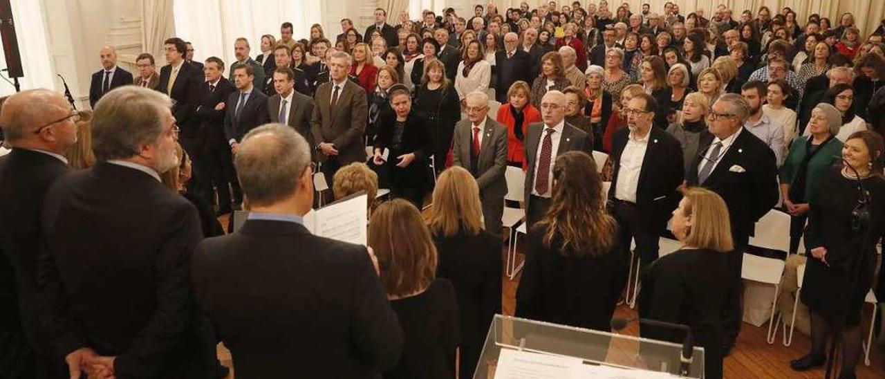 En primera fila, desde la dcha., la decana de abogados, cinco de los homenajeados, el conselleiro de Vicepresidencia, el alcalde, el juez decano, el fiscal jefe de Pontevedra, el delegado de la Xunta, el concejal de Seguridad y el de Hacienda. // José Lores