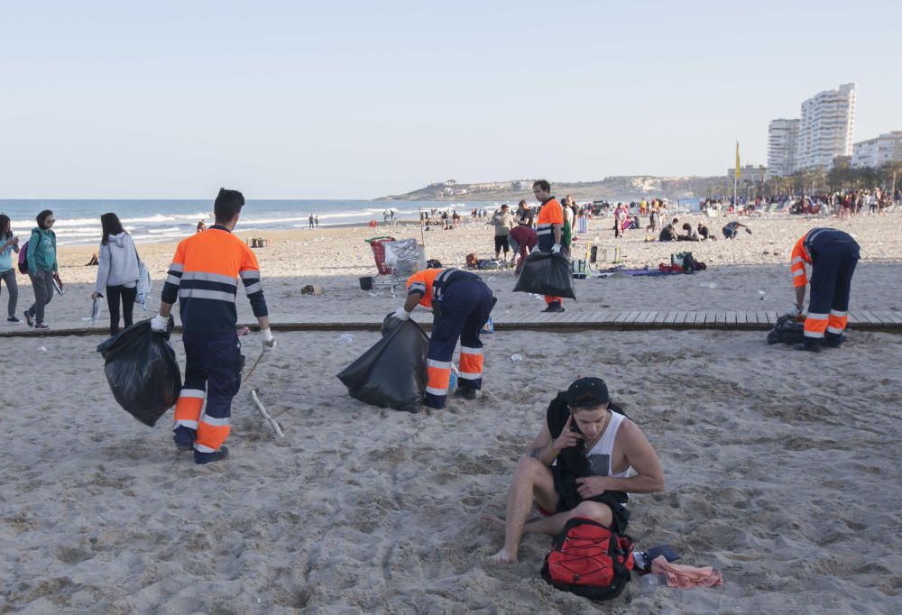 El macrobotellón de Santa Faz deja en la playa miles de kilos de basura