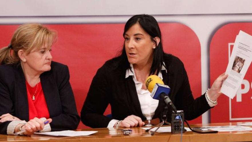 La secretaria del PSOE local, Mar Rominguera, y la procuradora Ana Sánchez.