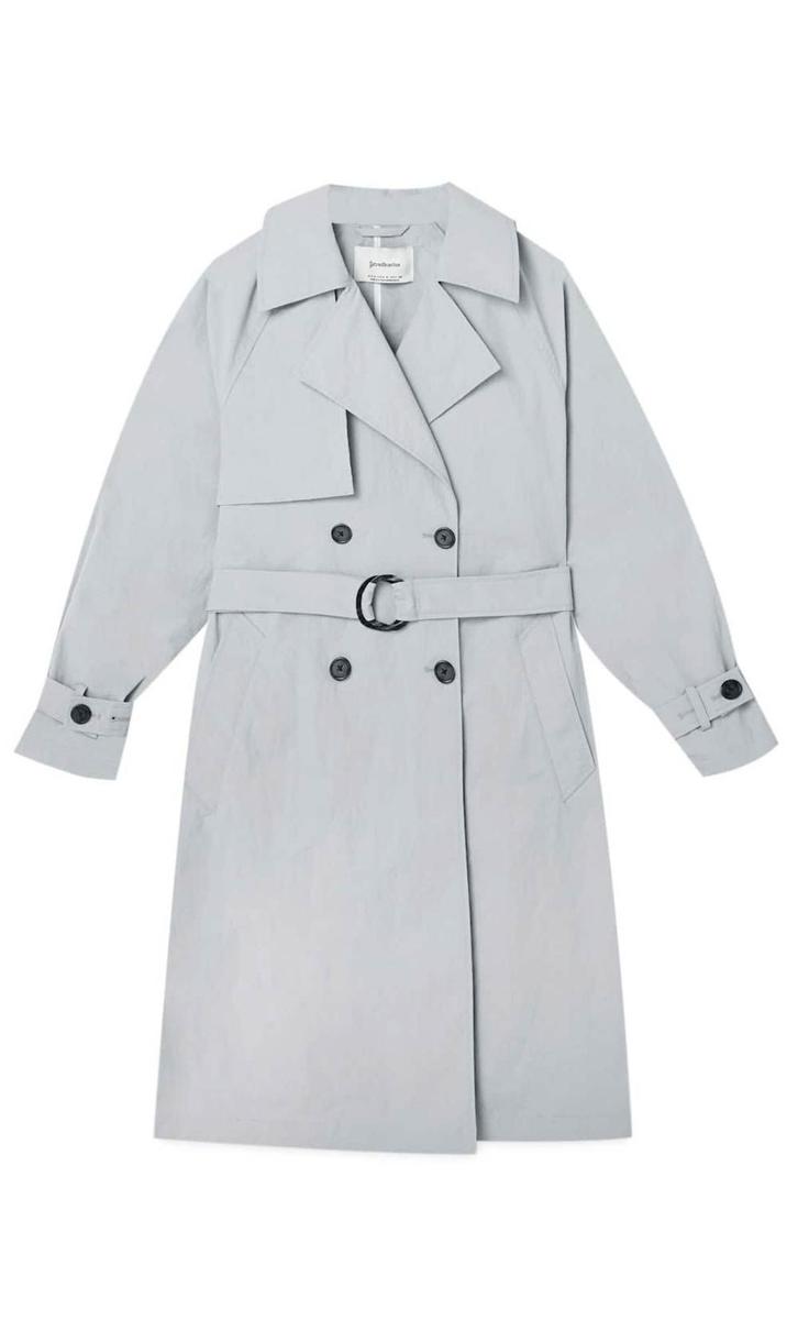 Trench en color gris de Stradivarius. (Precio: 39,99 euros)