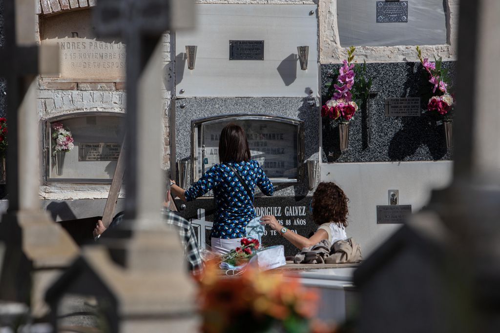 Víspera del día de Todos los Santos en el cementerio de Los Remedios de Cartagena
