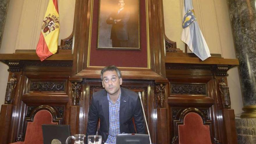 El alcalde, Xulio Ferreiro, en un pleno municipal de septiembre.