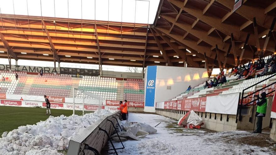 La nieve acumulada en una de las bandas del estadio Ruta de la Plata