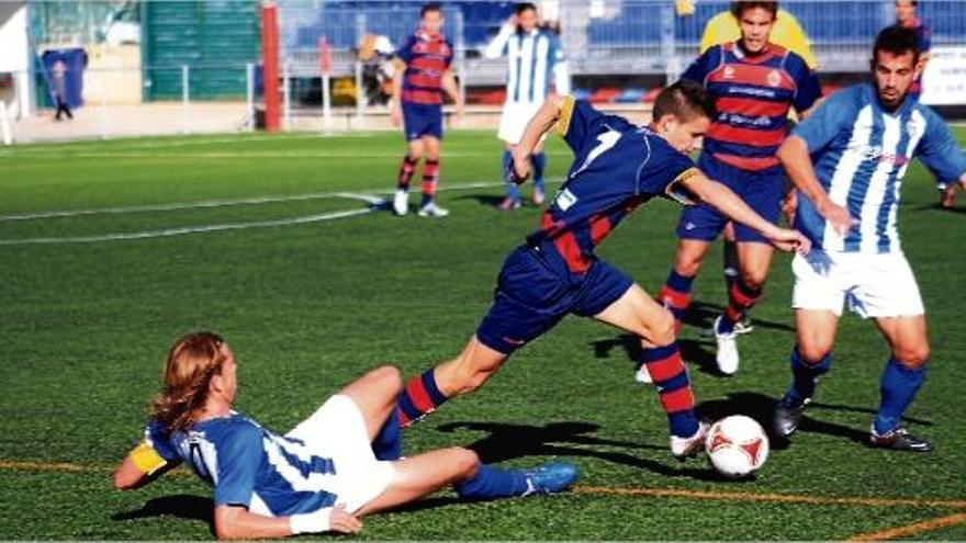 Àlex moreno (Llagostera), autor del primer gol davant l&#039;equip balear, esquiva l&#039;entrada de David Sánchez.