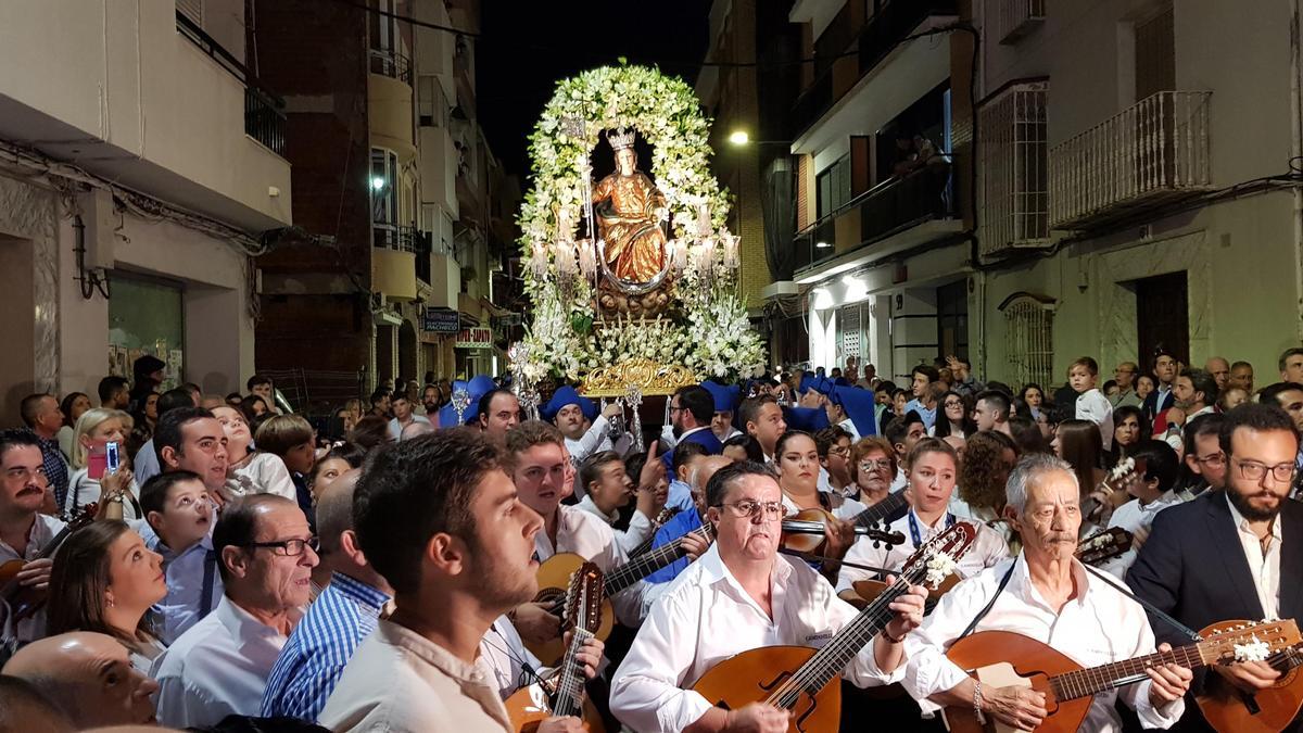 Procesión de la Virgen de la Aurora con los campanilleros, en una imagen de archivo.