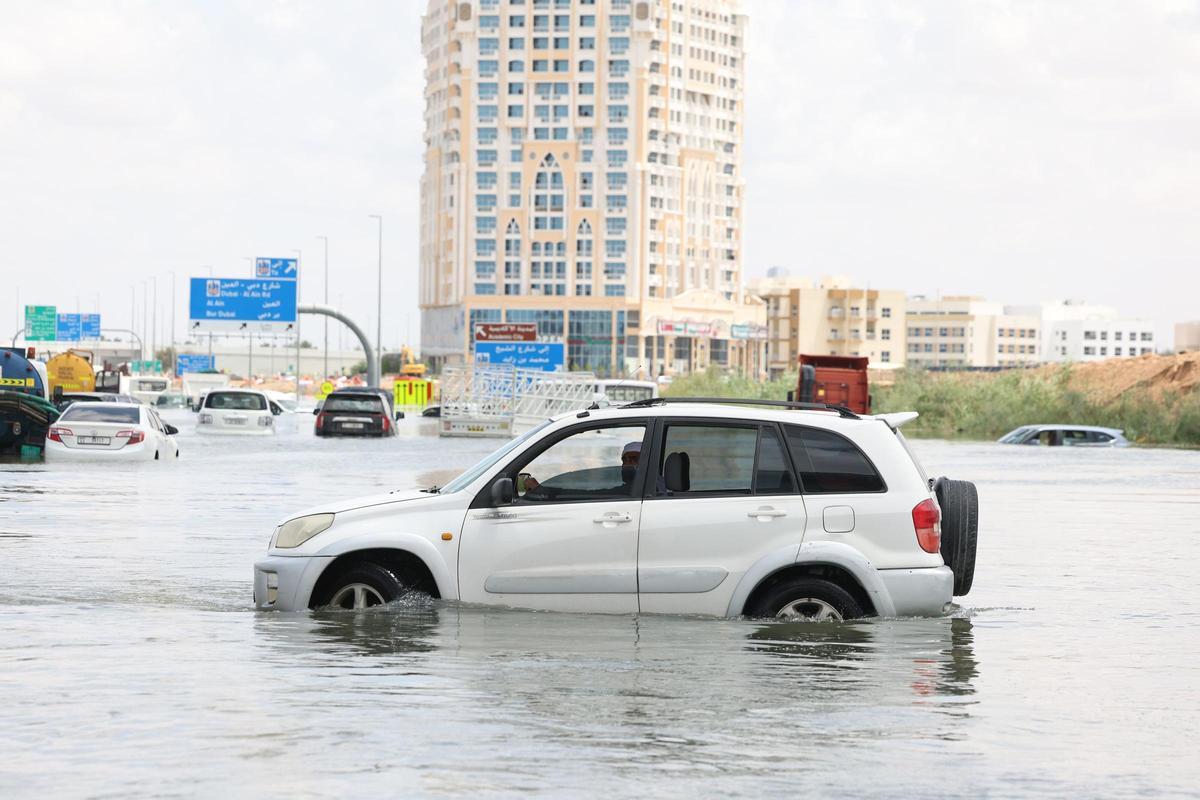 Las inundaciones en Dubai complican la ciudad y obligan a cerrar aeropuertos