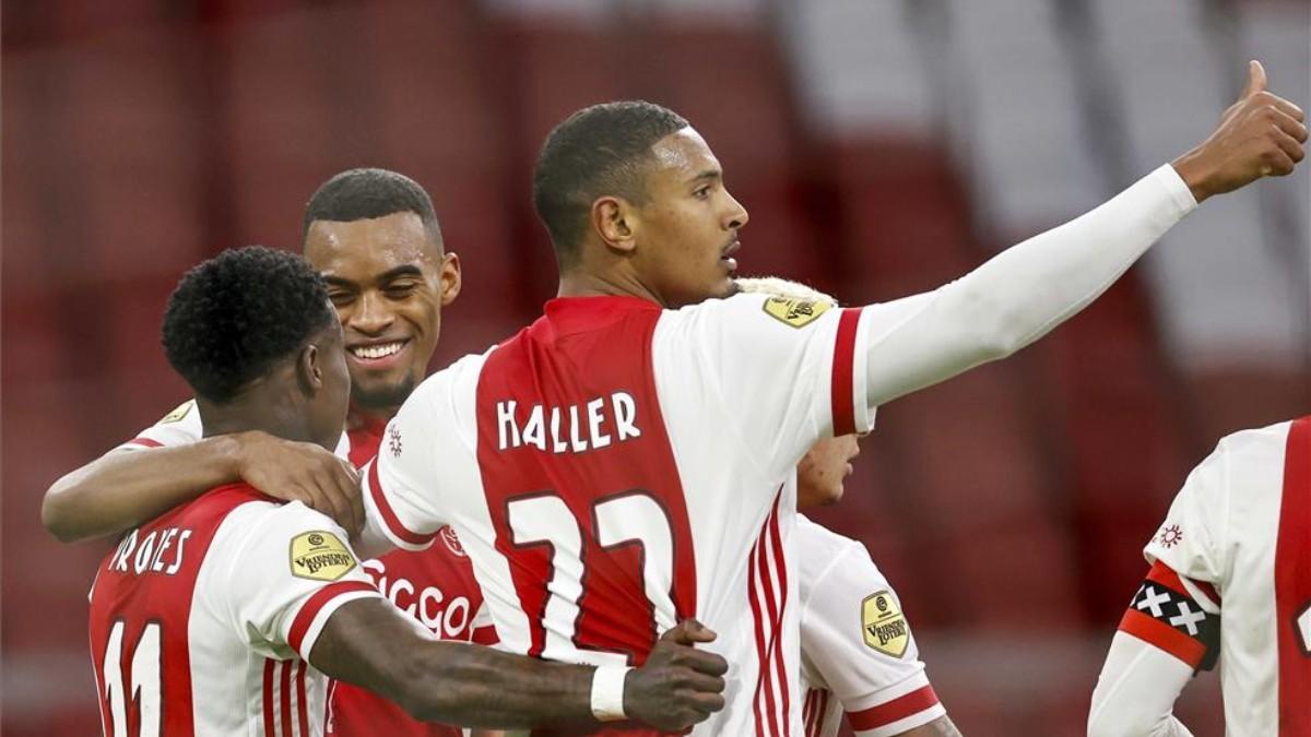 Sebastian Haller celebrando un gol junto a sus compañeros.