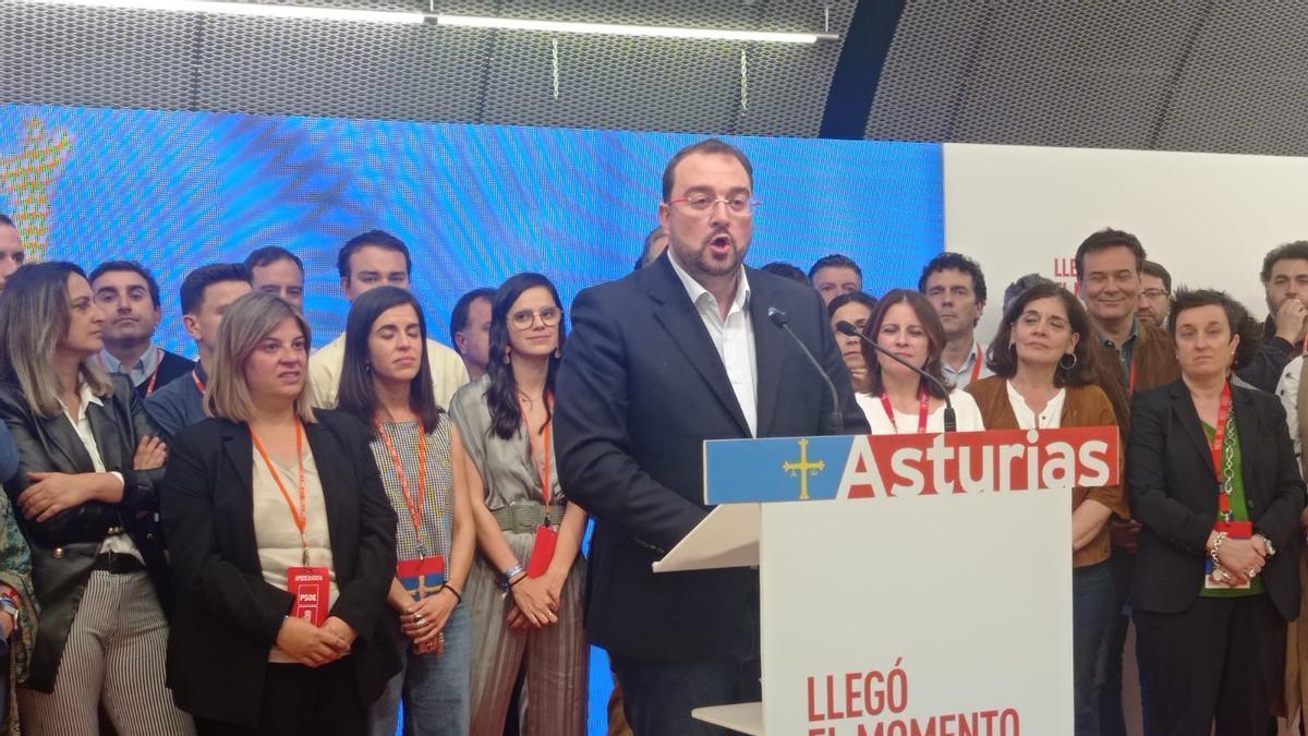 Adrián Barbón comparece en la sede del PSOE