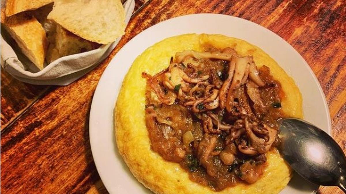 Tortilla con chipirones en su tinta de  Koska Taverna.