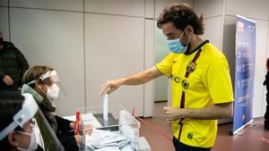 Los socios se acercaron a la sede de Tortosa a ejercer su derecho a voto