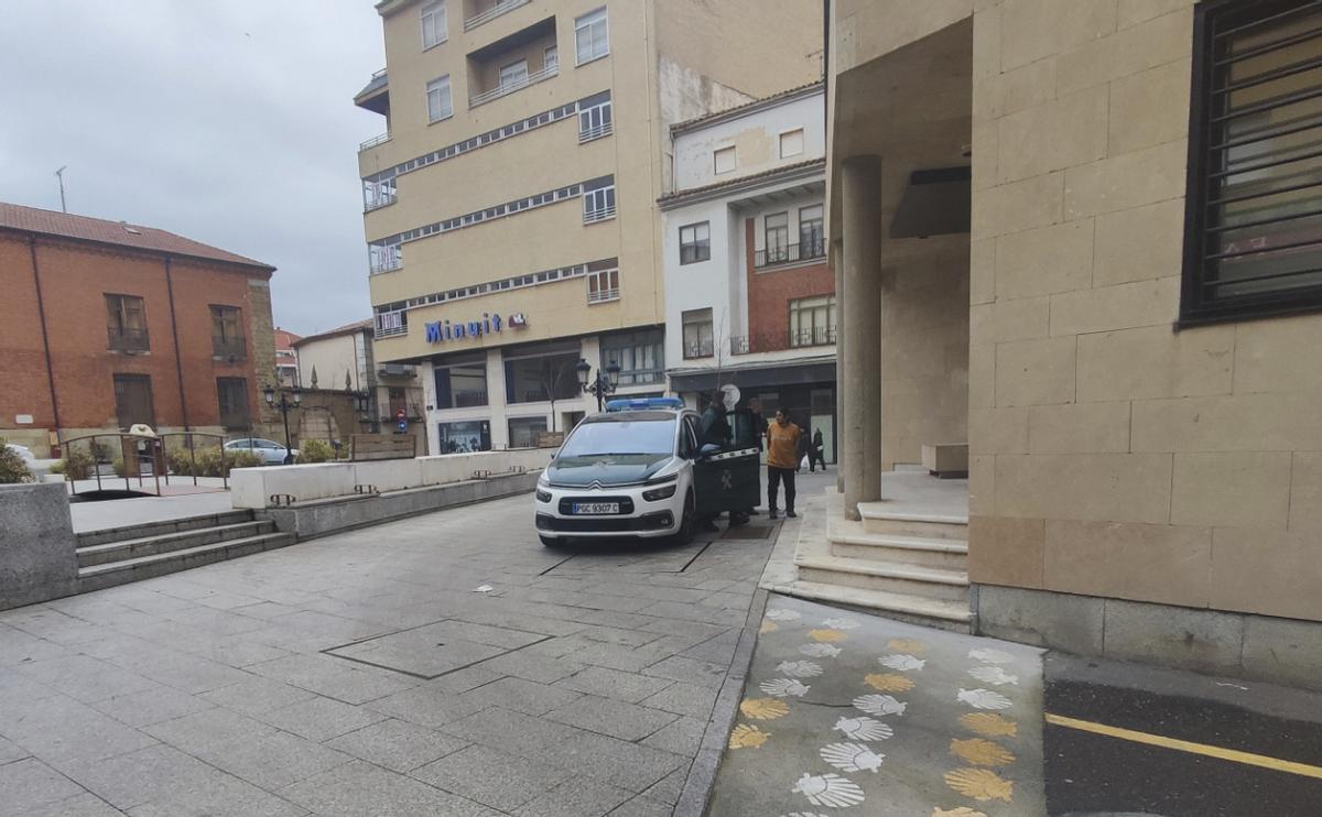El vecino de Benavente detenido este domingo entrando en el juzgado. Ha quedado en libertad sin medidas cautelares.