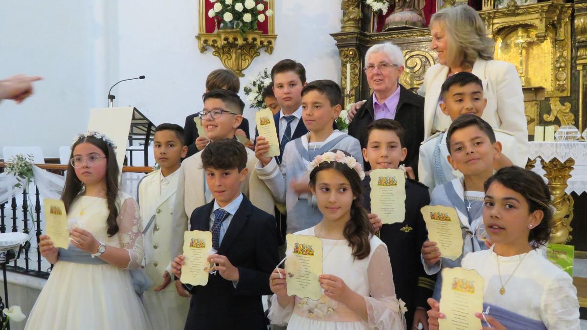 Grupo de niños de Primera Comunión en la celebración de 2025