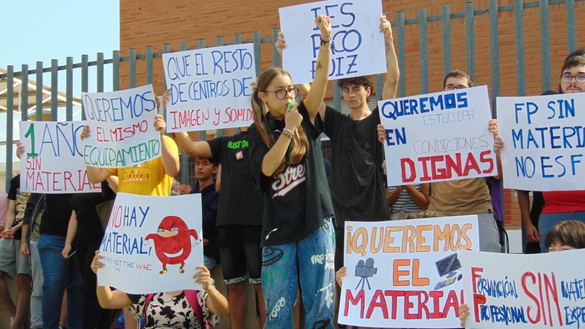 Protesta de los alumnos de ciclo de grado medio superior en el IES Paco Ruiz de Bigastro para exigir los medios que les corresponden