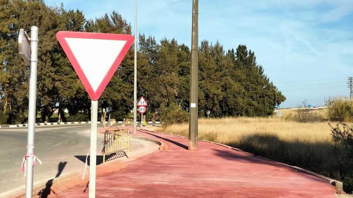 Postes de luz y señales en medio del carril bici de Massalfassar.