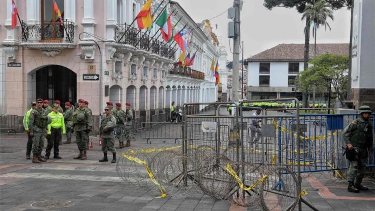 Efectivos militares y dela policía resguardan las calles de Quito, Ecuador.