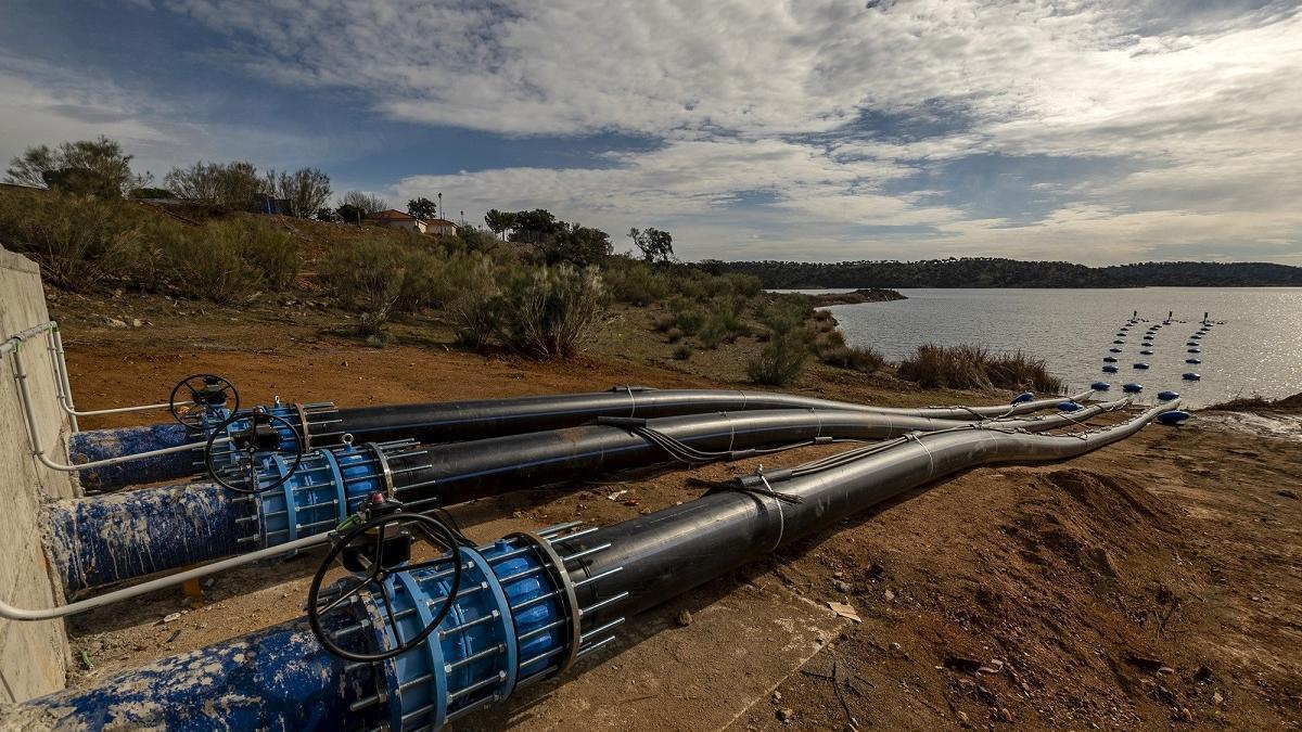 Toma de agua en superficie en el embalse de La Colada.