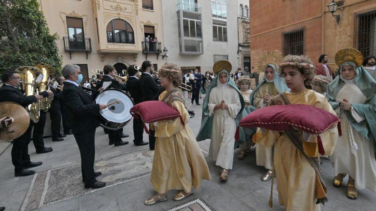 El cortejo inicial antes de entrar a Santa María se celebró con normalidad, a diferencia del sábado.  | MATÍAS SEGARRA