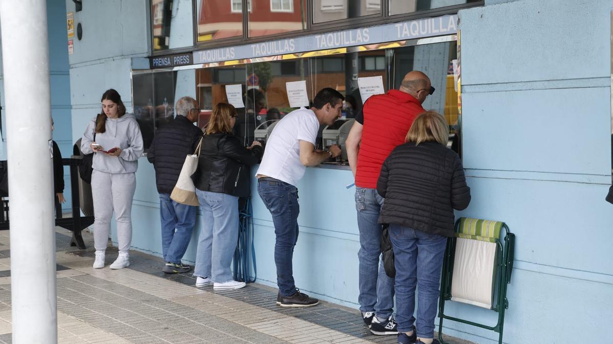 El celtismo responde al llamamiento del club: cientos de personas hacen cola para conseguir entradas