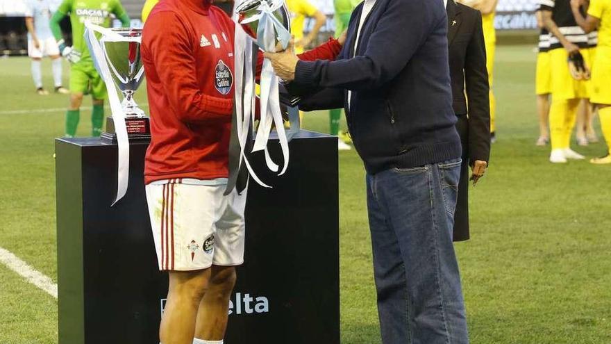 Hugo Mallo, capitán del Celta, recibe el trofeo de subcampeón del Memorial Quinocho. // Ricardo Grobas