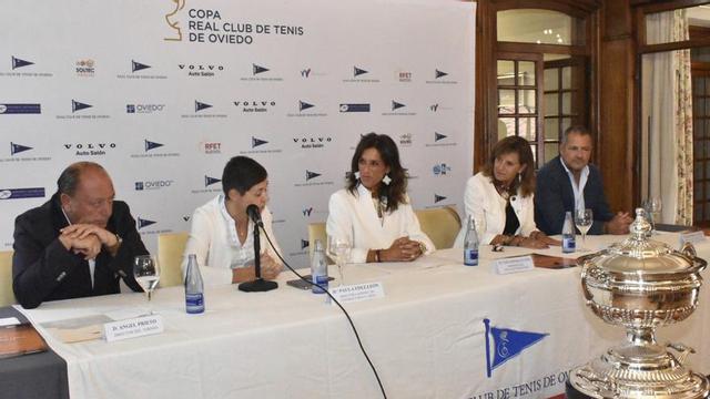 Por la izquierda, Ángel Prieto, Paula Fernández de León, Conchita Méndez, Covadonga Coto y Fernando Castaño, durante la presentación ayer en el Club de Tenis. |