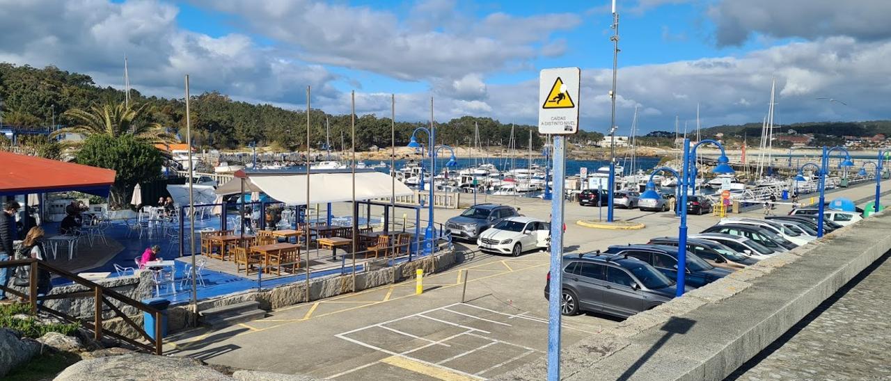 El puerto deportivo de Pedras Negras y su entorno, en San Vicente do Mar, O Grove.