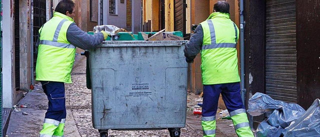 Trabajadores del servicio de limpieza y recogida de basura de Zamora.