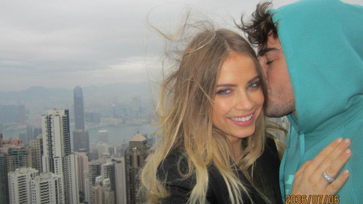 Xenia Tchoumitcheva con Fernando Alonso, en Hong Kong.