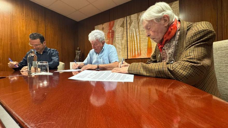 El concejal Pedro Quevedo y el artista Pepe Dámaso en la firma.