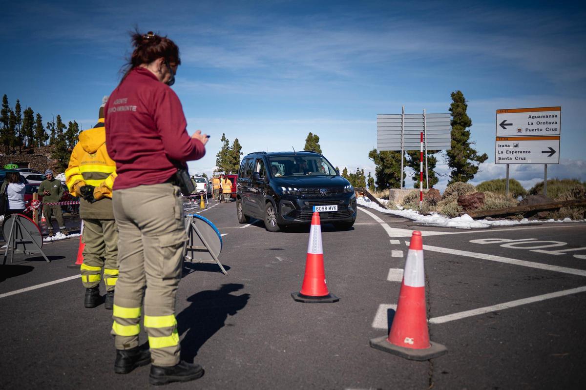 Una agente de Medio Ambiente durante un control en los espacios naturales protegidos de Tenerife.