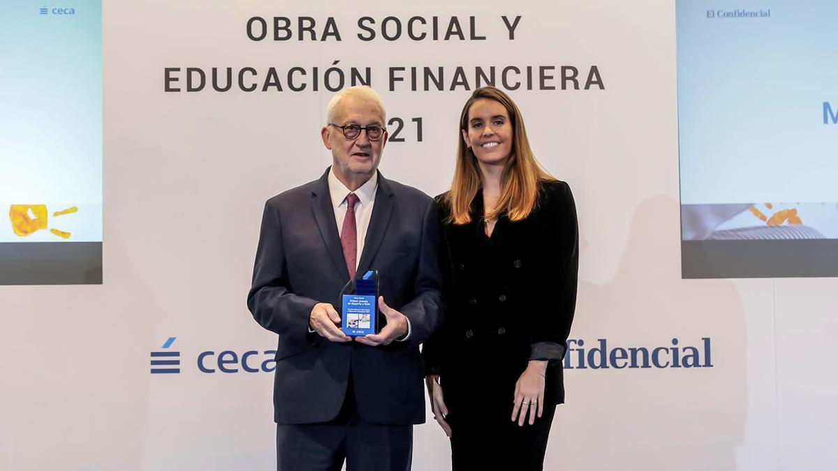 El presidente de Fundación Mediterráneo, Luis Boyer, con la deportista Ona Carbonell, que le ha entregado el premio de la CECA.