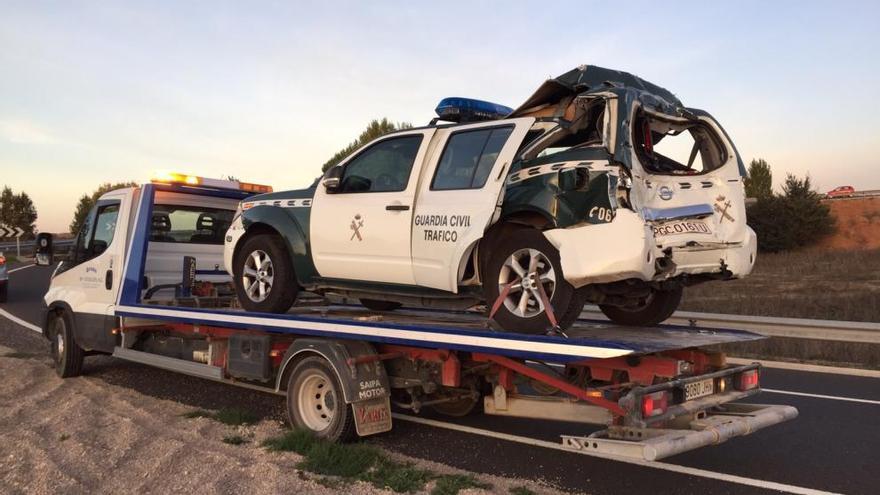 Un camión embiste a la Guardia Civil de Tráfico