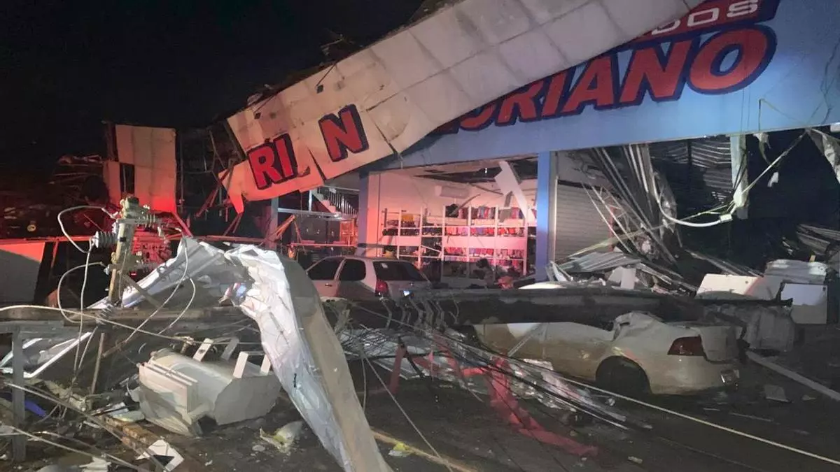 Al menos cinco muertos y unos 430 heridos tras el paso de un tornado en el sur de Brasil