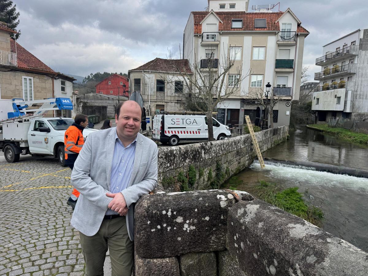 Fariña, en el puente, al inicio de los trabajos