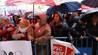 Cientos de militantes del PSOE se concentran bajo la lluvia en Ferraz en apoyo a Sánchez