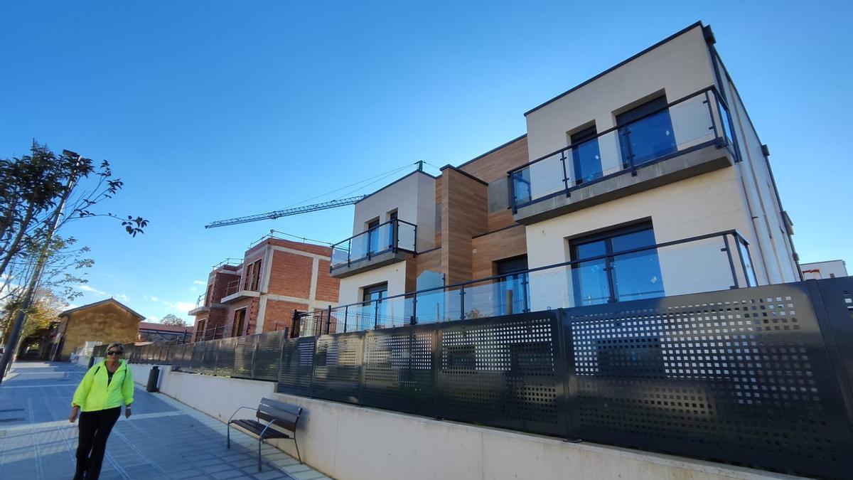 Chalés en construcción en Lugones, en la Avenida Conde de Santa Bárbara.