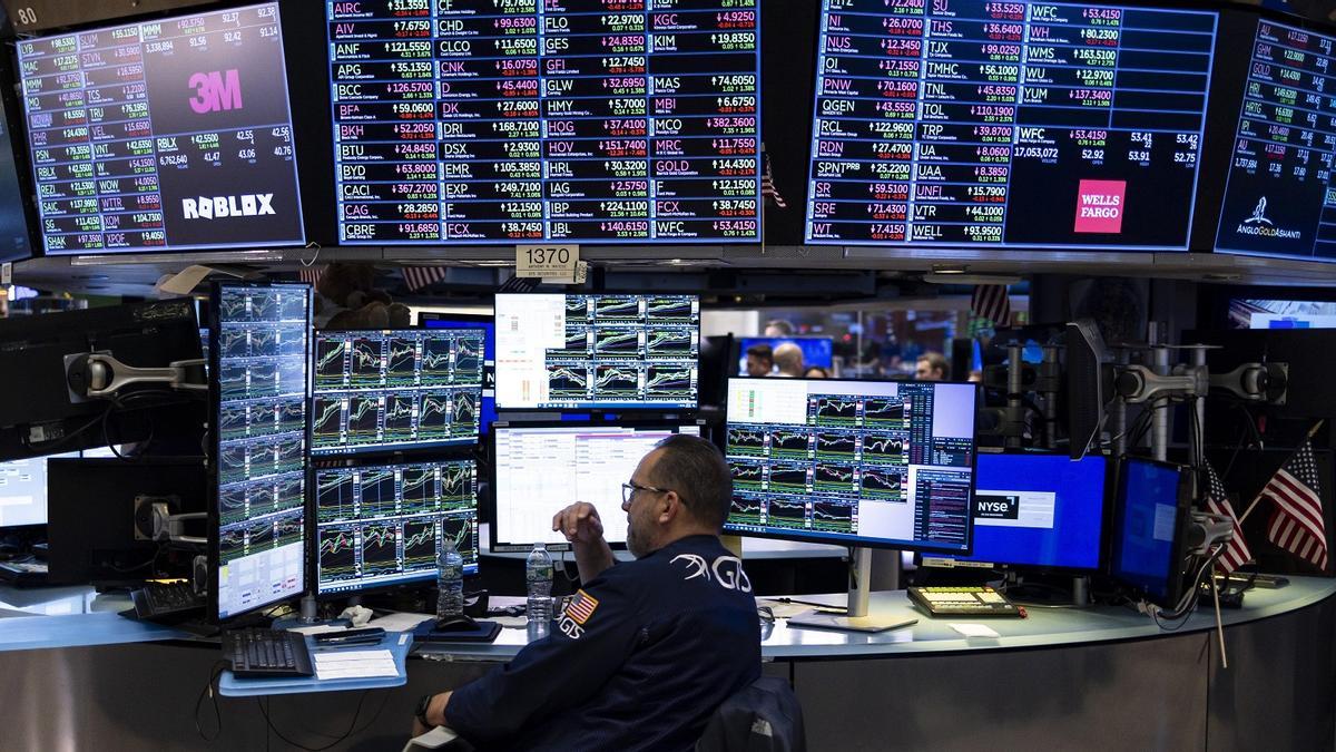 Un operador mira los monitores de cotizaciones en la Bolsa de Nueva York.