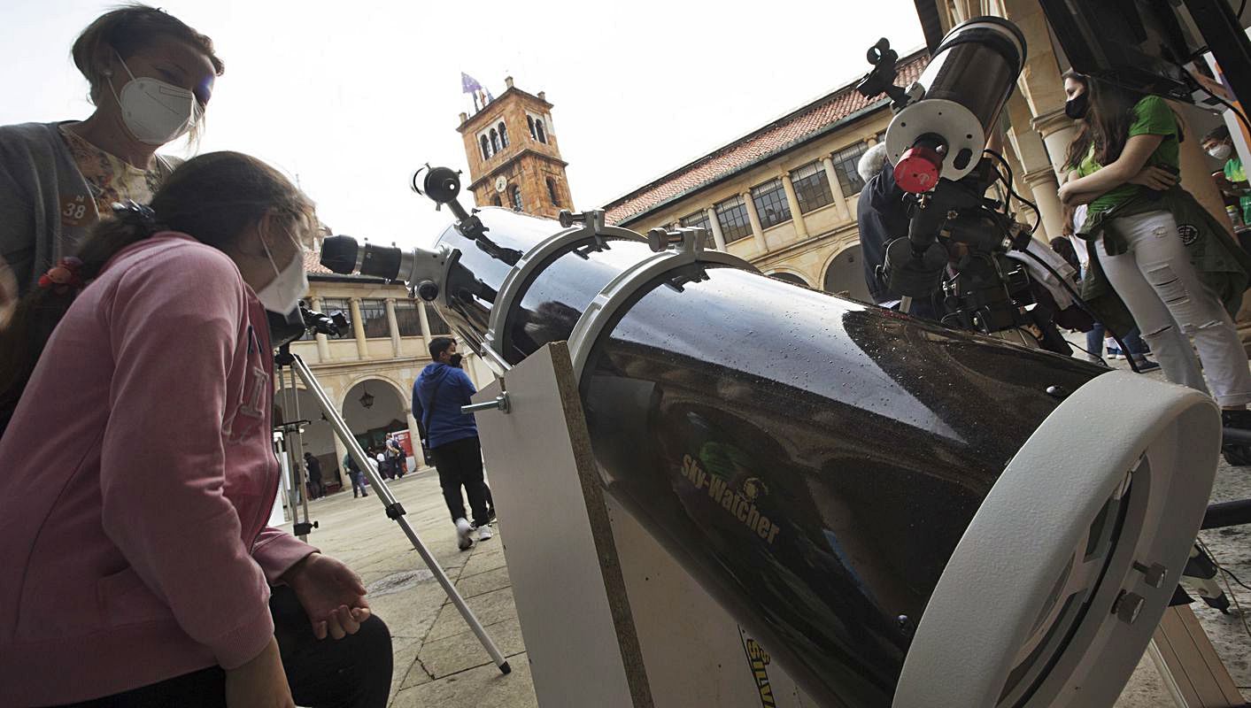 Una niña utiliza uno de los telescopios de la asociación “Cielos Despejados”. | Miki López 