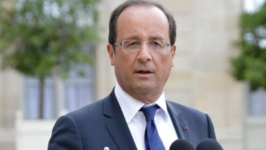 Hollande: "Debe dejar de cuestionarse la permanencia del Grecia en el euro"