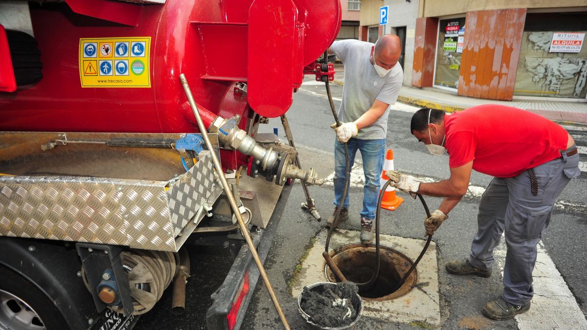 Operarios municpales retiran un atasco de toallitas que afectó al saneamiento.