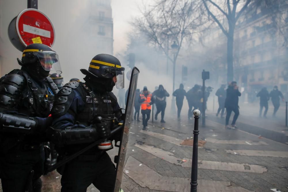 Aldarulls a París durant la vaga contra la reforma de pensions