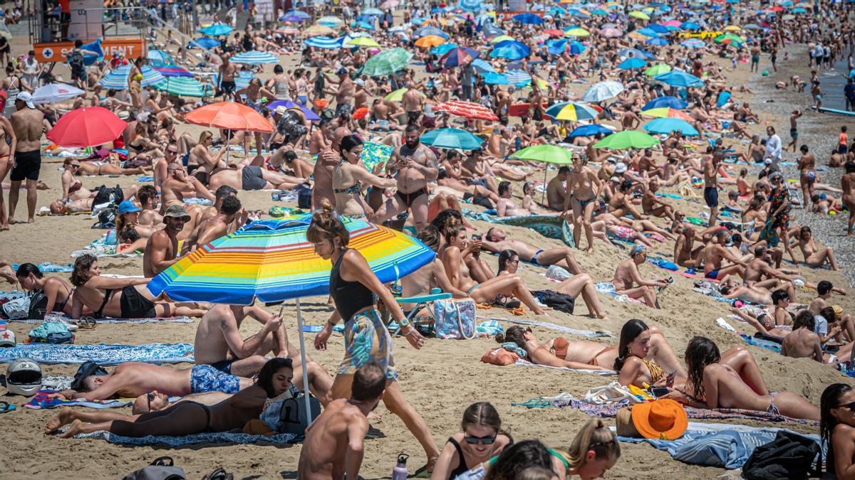 Ambiente de verano y mucho calor en la playa de Sant Sebastià de Barcelona