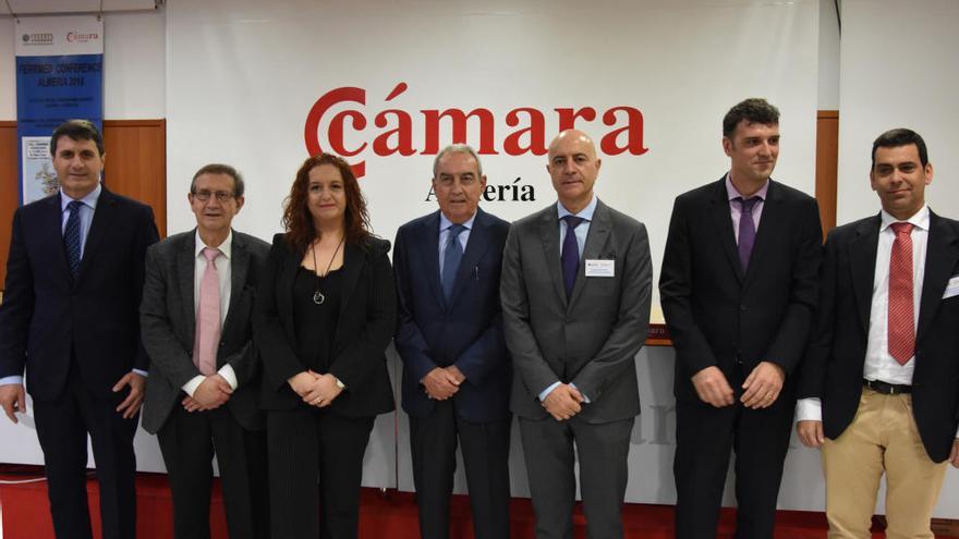 De izquierda a derecha: Pedro Fernández, alcalde de Baza; Joan Amorós, Presidente de FERRMED; Nieves Marcegosa, Viceconsejera de Fomento y Vivienda de la Junta de Andalucía; Federico Félix, vicepresidente de FERRMED y Presidente de PROAVE; Diego Martinez, Presidente de la Cámara de Almería; Juan Barios, Coordinador del Corredor Mediterráneo y José Ramón Diez de Revenga, Director General de Transporte, Costas y Puertos de la Región de Murcia.