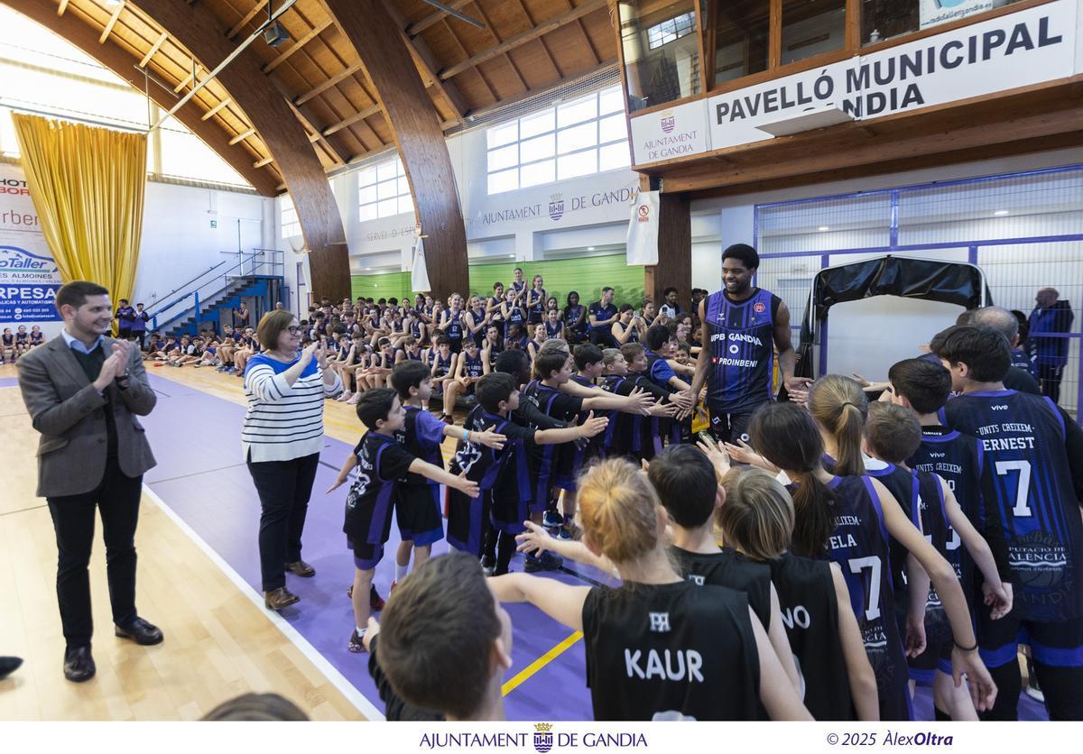 Mónica Nogueroles y el alcalde de Gandia, en la presentación de los equipos de UpB Gandia