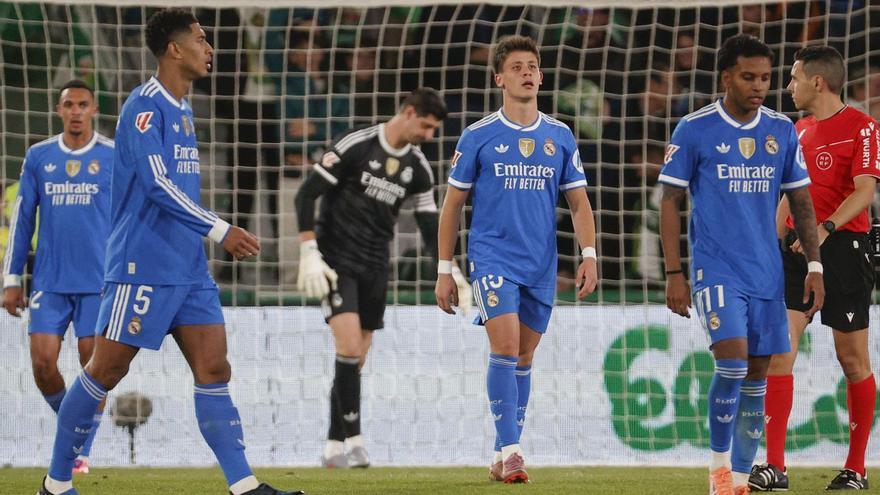 Los jugadores del Madrid se dirigen a sacar de centro después de uno de los goles del Elche. |  Efe