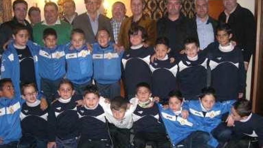 Merienda del Rotary de Orihuela con su equipo de fútbol y directivos del Elche