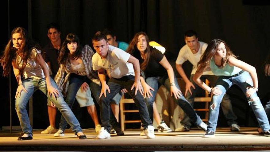 El Instituto La Asunción rinde su homenaje teatral al poeta oriolano